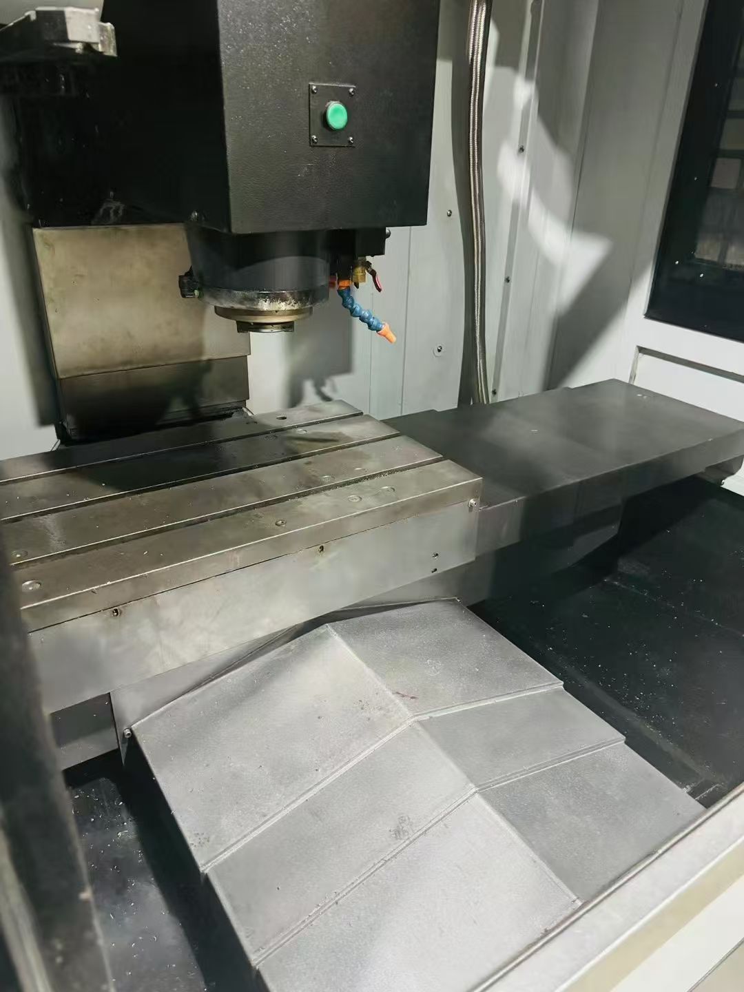 惊爆价台群V850加工中心，三菱M70系统，三轴线轨滚柱导轨