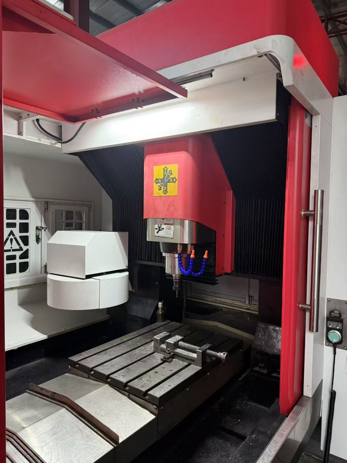 工厂在位多台进鸿856三线轨加工中心，三菱M80系统