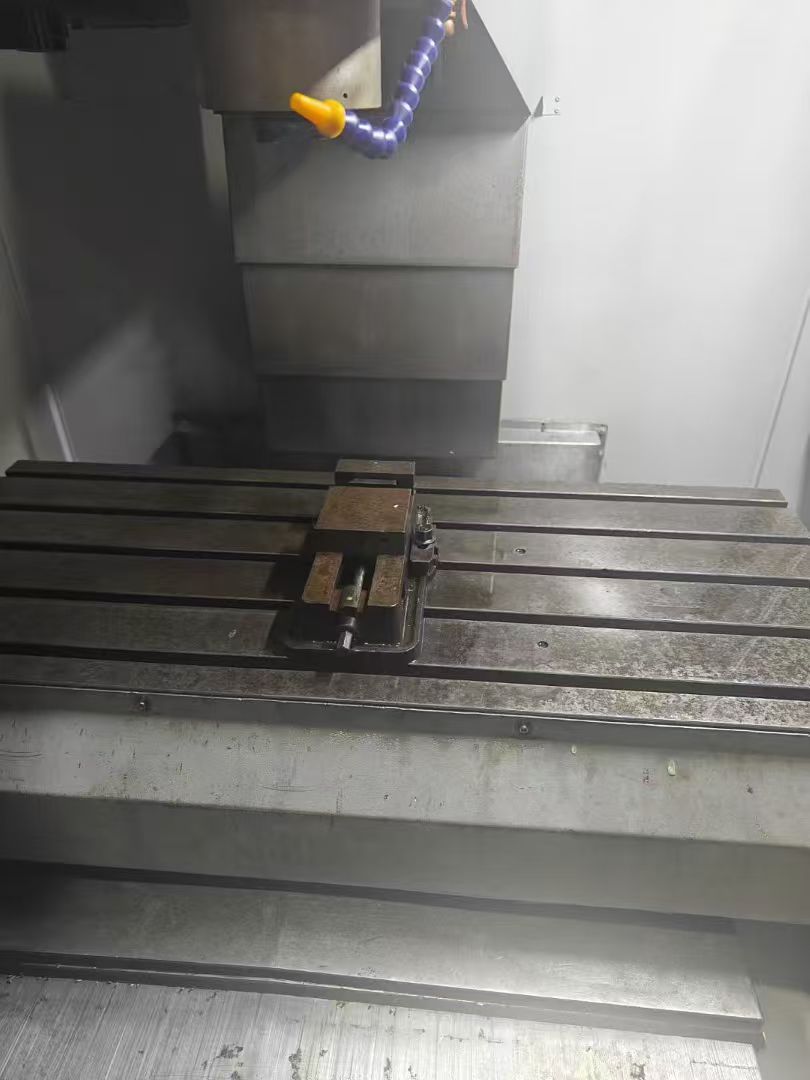 特价润星955加工中心，三轴硬轨，带刀臂式刀库24把刀，法拉科MD系统