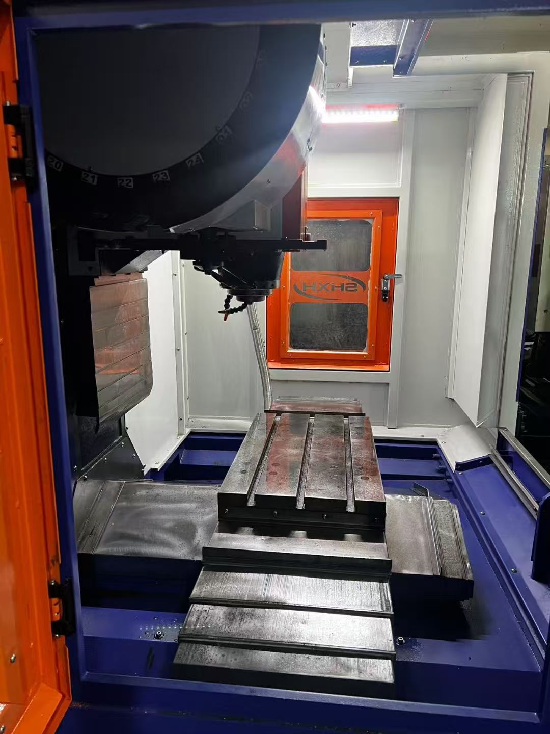 到仓一台仕兴鸿V6加工中心，发那科Oi-MF系统，24把刀库，主轴12