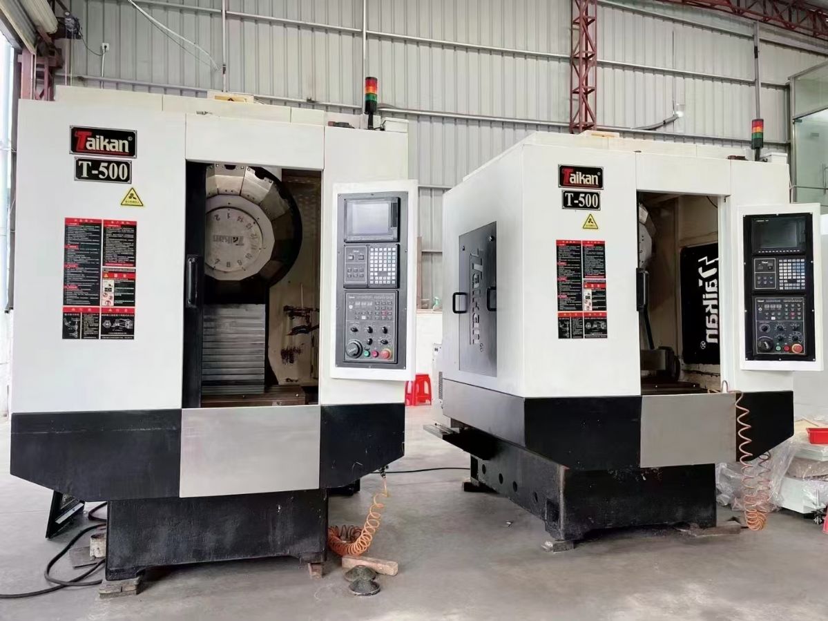 特价准新2016三线龙门加工中心，三菱M80系统，BT40主轴带24把