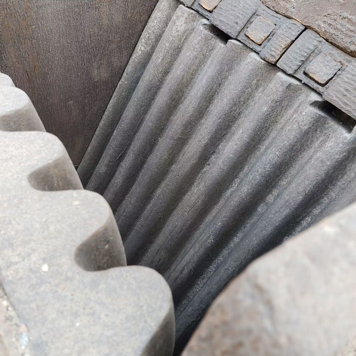 出售二手山宝600x900鄂式破碎机,路桥六九鄂破