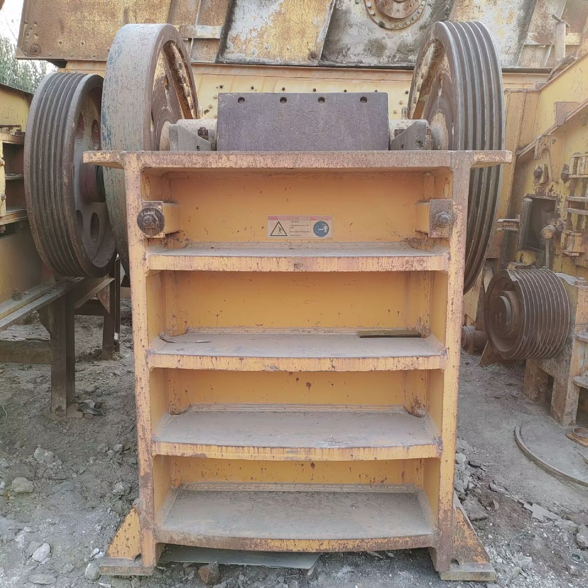 出售二手山宝600x900鄂式破碎机,路桥六九鄂破