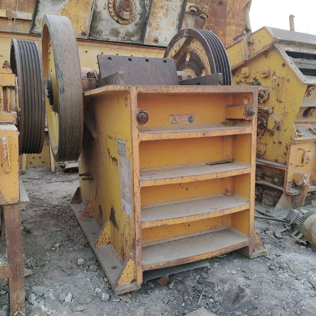 出售二手山宝600x900鄂式破碎机,路桥六九鄂破