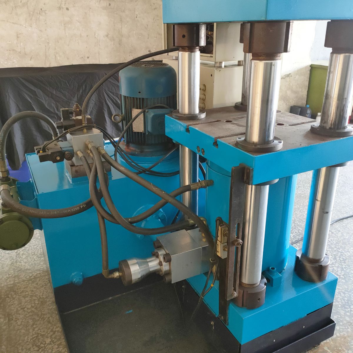 100吨二手液压机四柱油压机出售