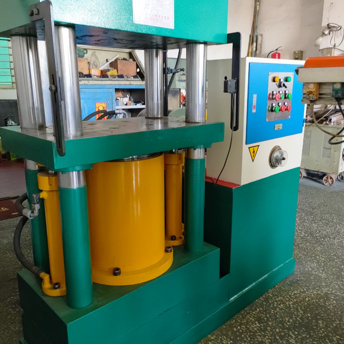 150吨四柱油压机液压机