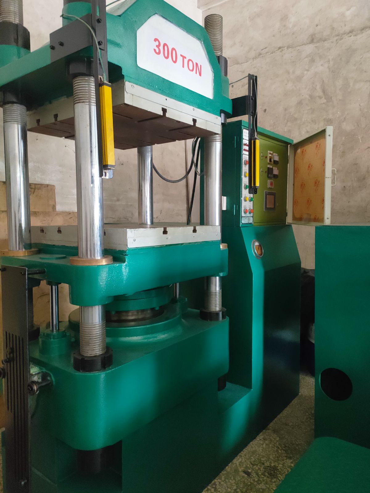 300吨四柱密胺餐具成型油压机液压机