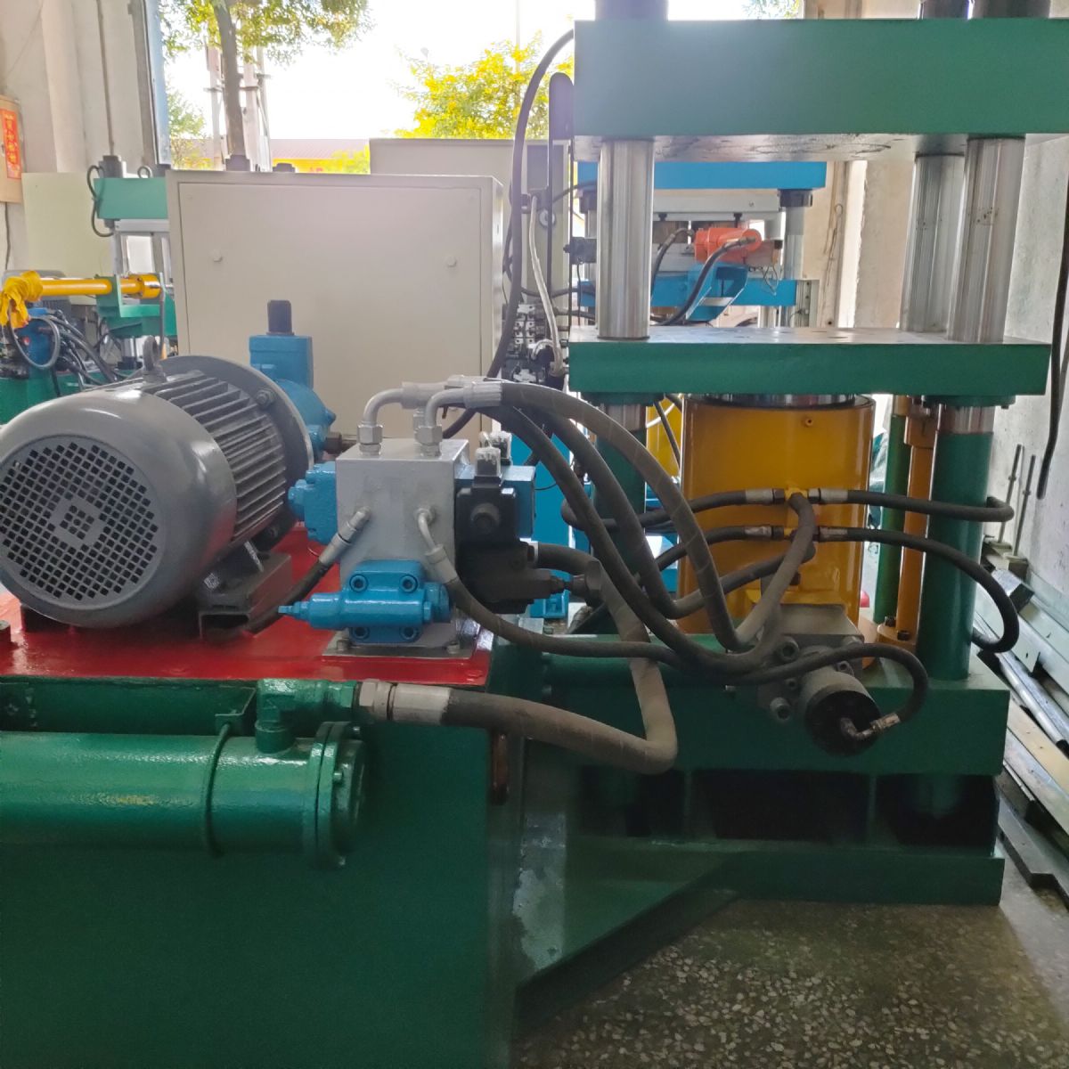 150吨四柱油压机液压机