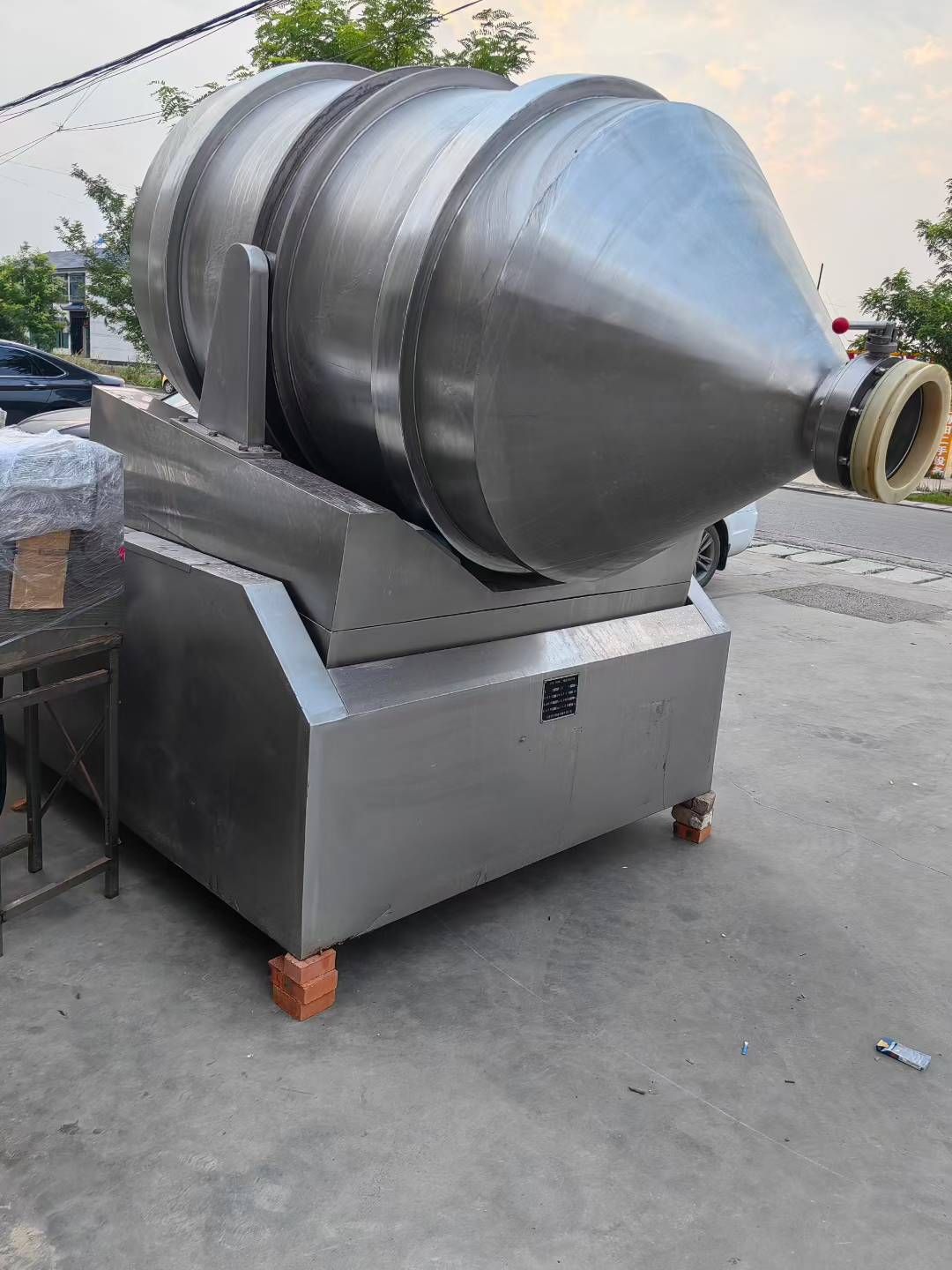 转让二手二维混合机 一台容积2000升变频调速二维运动混合机