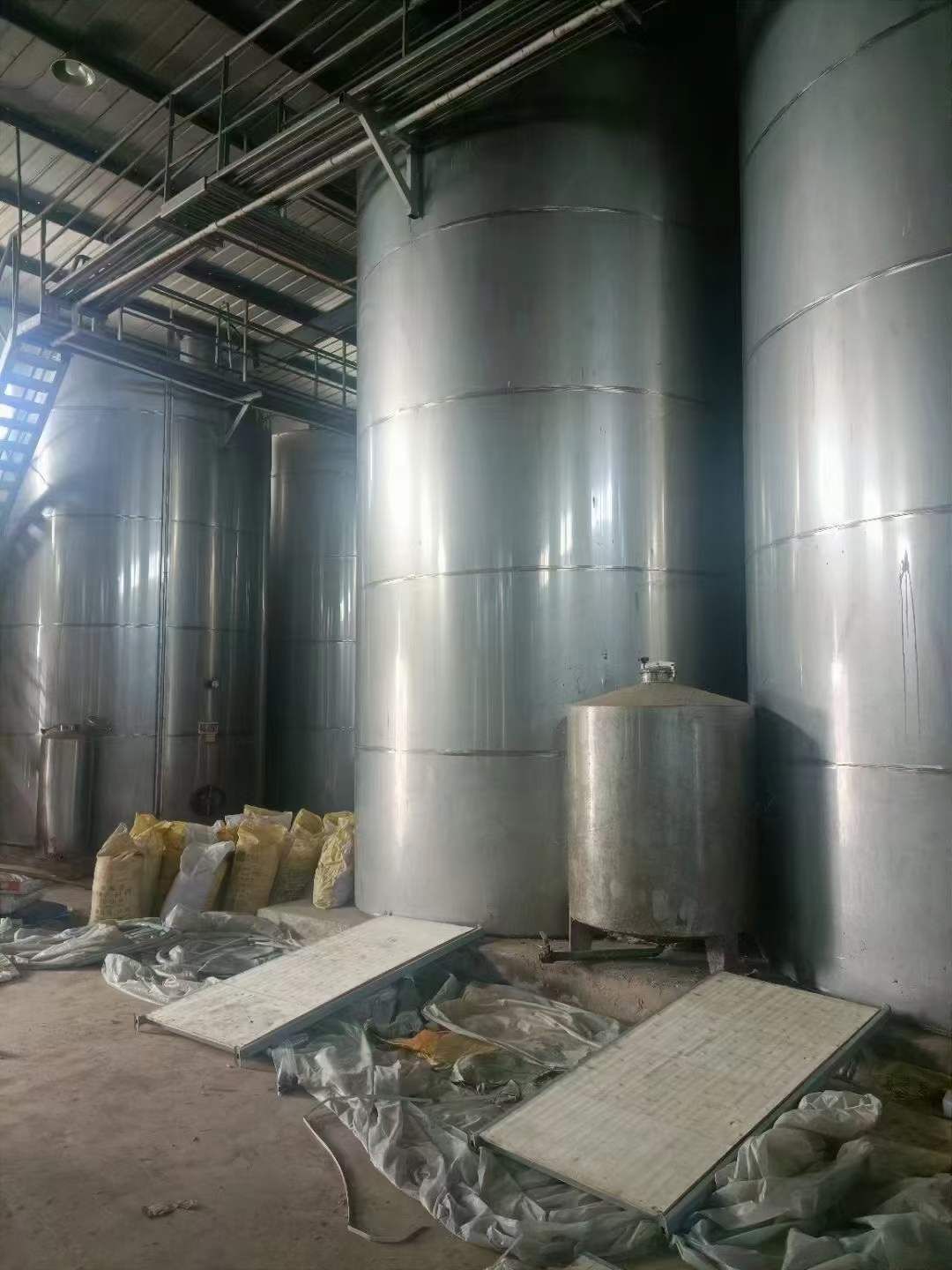 转让二手不锈钢储罐 48台容积50立方立式不锈钢储酒罐