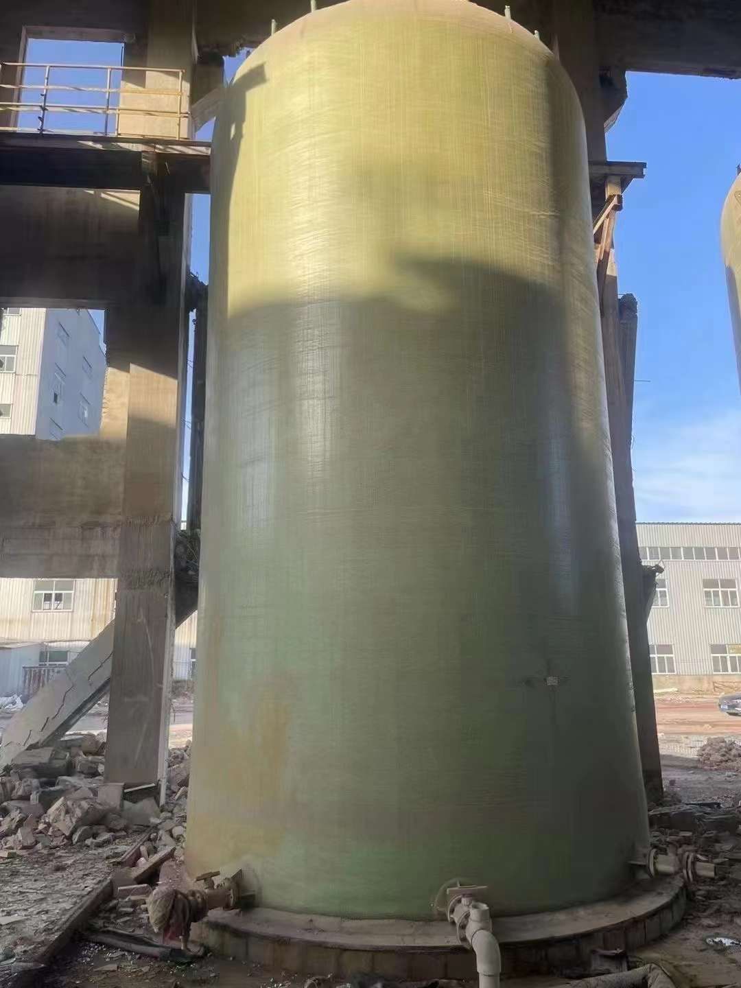 转让二手立式盐酸储罐 四台100立方立式盐酸玻璃钢罐