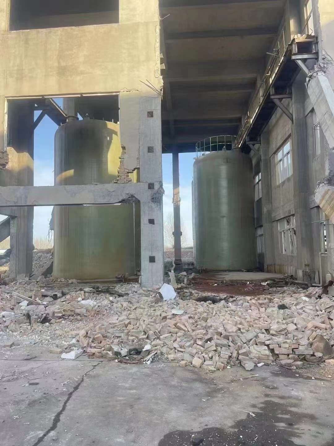 转让二手立式盐酸储罐 四台100立方立式盐酸玻璃钢罐