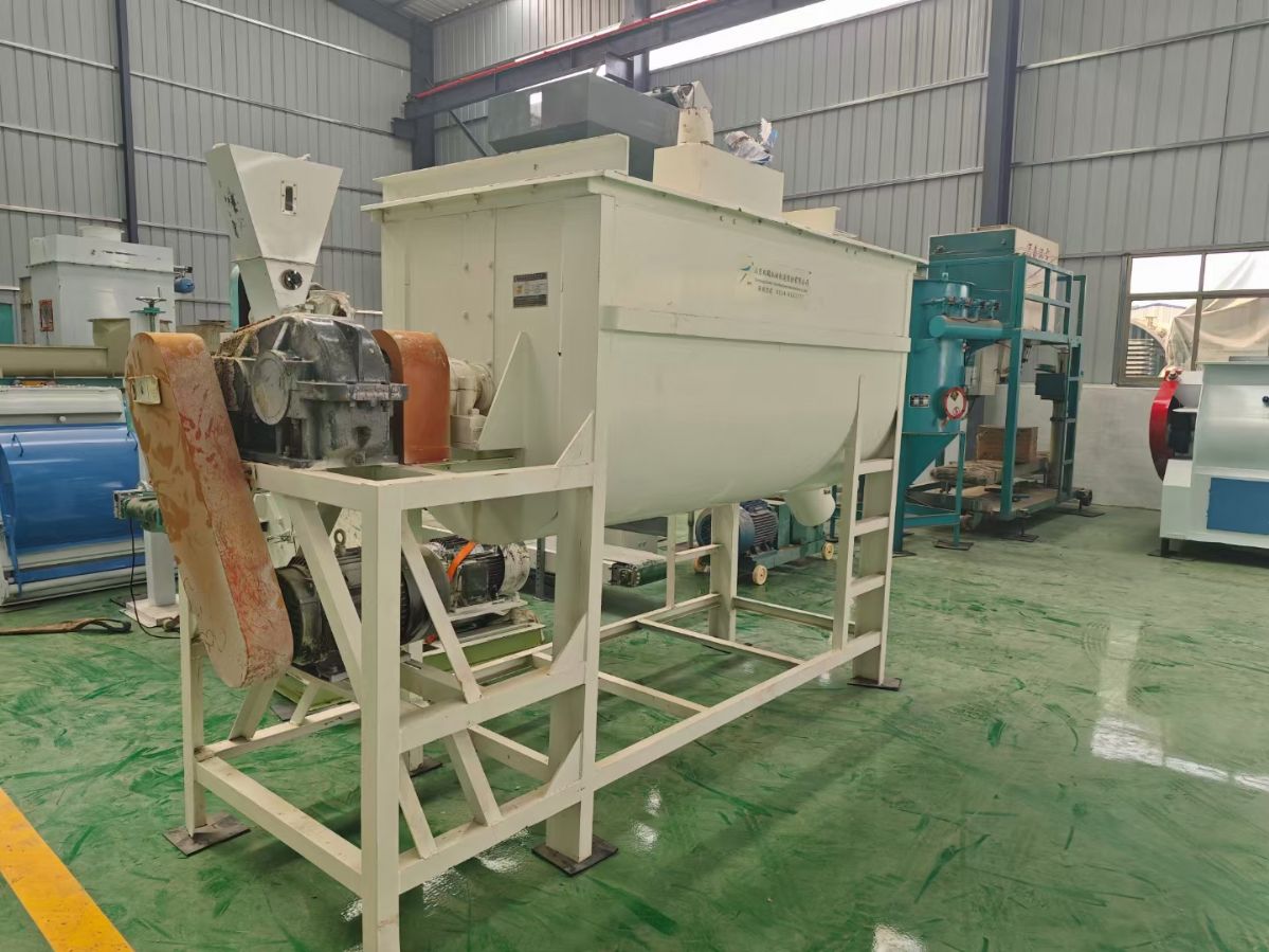 转让二手螺带混合机 一台容积2立方全碳钢卧式螺带混合机