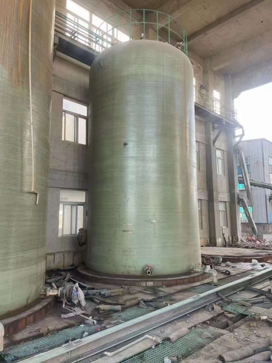 转让二手立式盐酸储罐 四台100立方立式盐酸玻璃钢罐