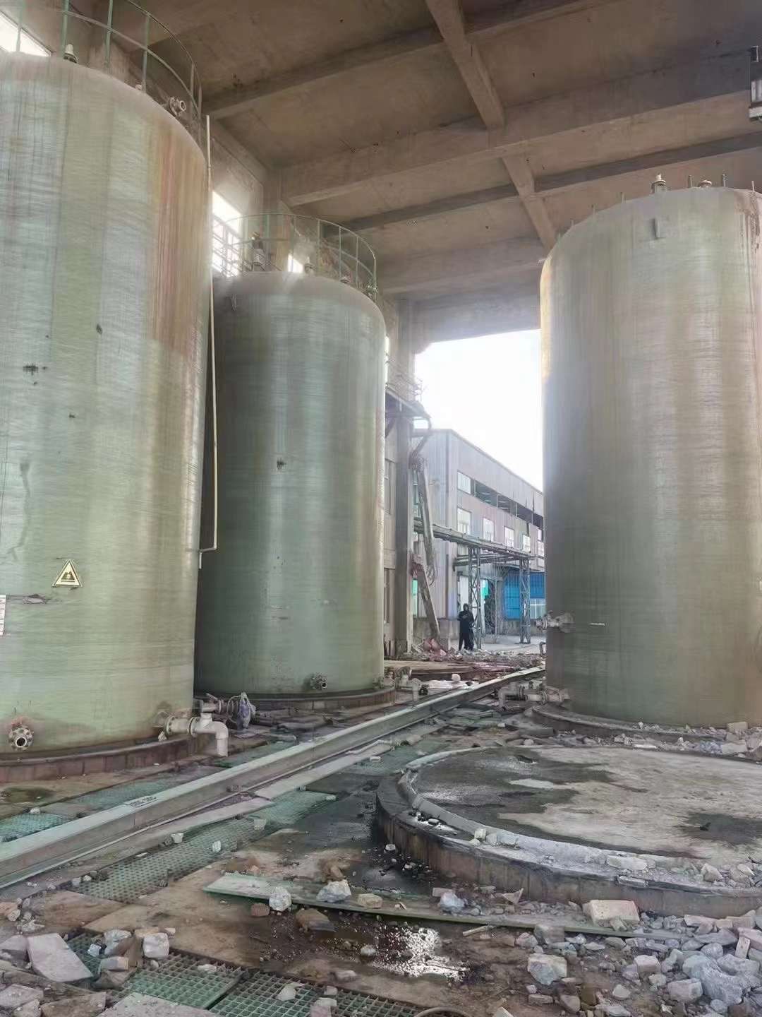 转让二手立式盐酸储罐 四台100立方立式盐酸玻璃钢罐