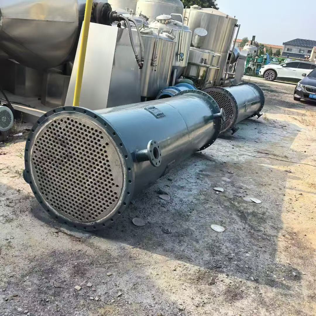 转让二手列管冷凝器 两台换热面积100平方内钛材质列管换热器