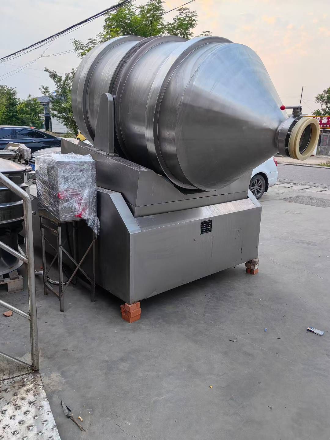 转让二手二维混合机 一台容积2000升变频调速二维运动混合机