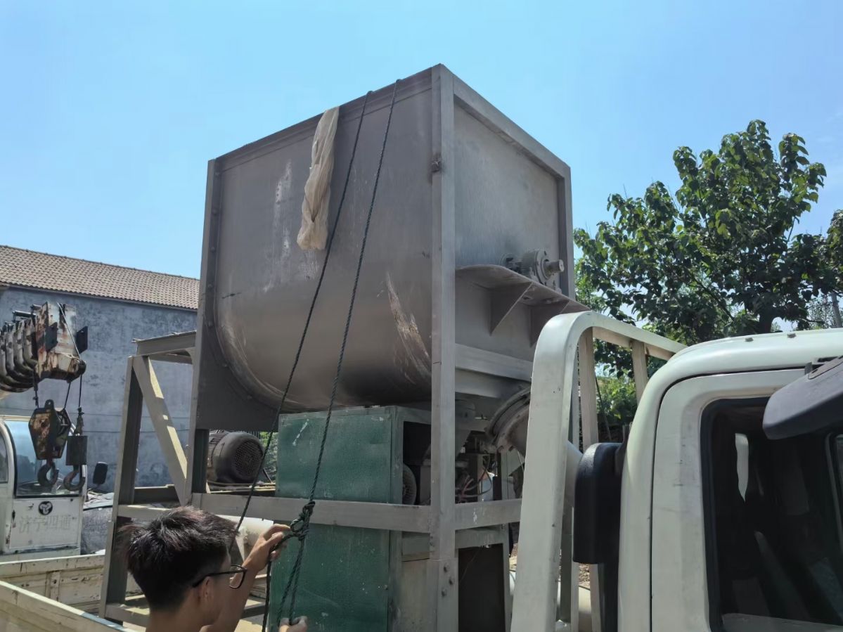 转让二手螺带混合机 一台容积1立方配蛟龙上料干粉螺带混合机