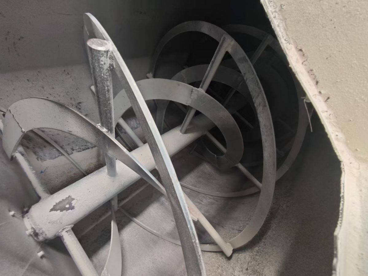 转让二手螺带混合机 一台容积2立方全碳钢卧式螺带混合机