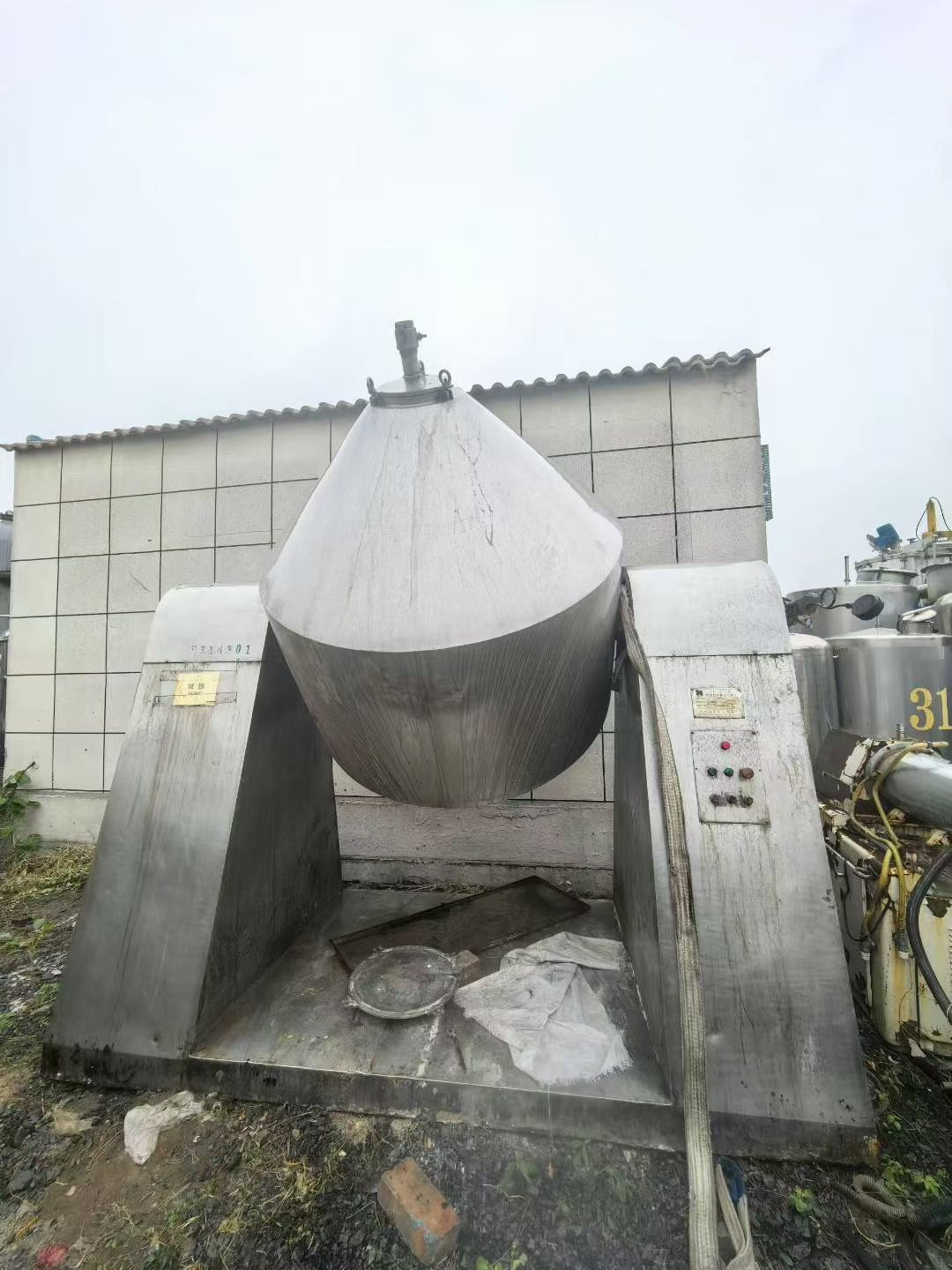 转让二手双锥干燥机 一台容积2000升不锈钢真空回转双锥干燥机