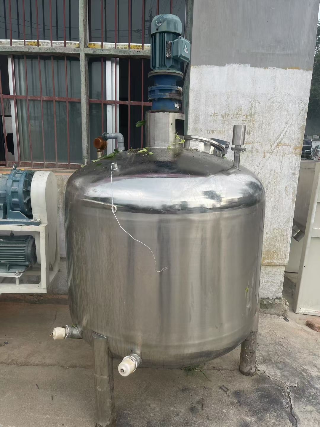 转让二手不锈钢搅拌罐 一台容积1000升食品级电加热抛光不锈钢搅拌罐