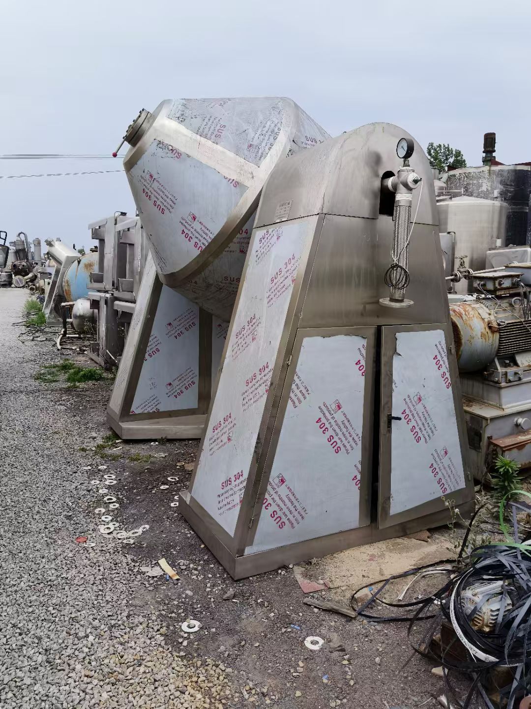 转让二手双锥干燥机 一台容积2000升内搪瓷真空回转双锥干燥机