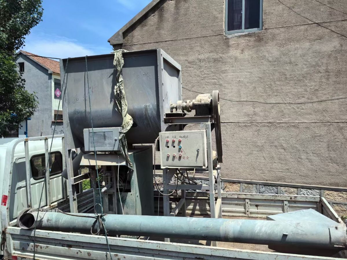 转让二手螺带混合机 一台容积1立方配蛟龙上料干粉螺带混合机