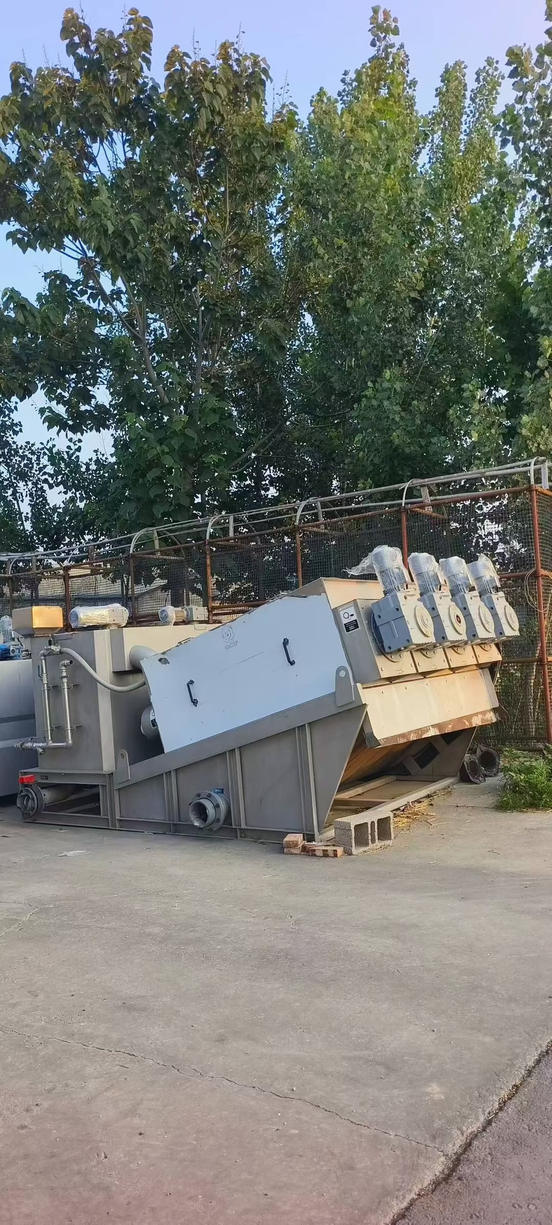 转让二手污泥脱水机 一台404型江苏康泰产叠螺式污泥脱水机