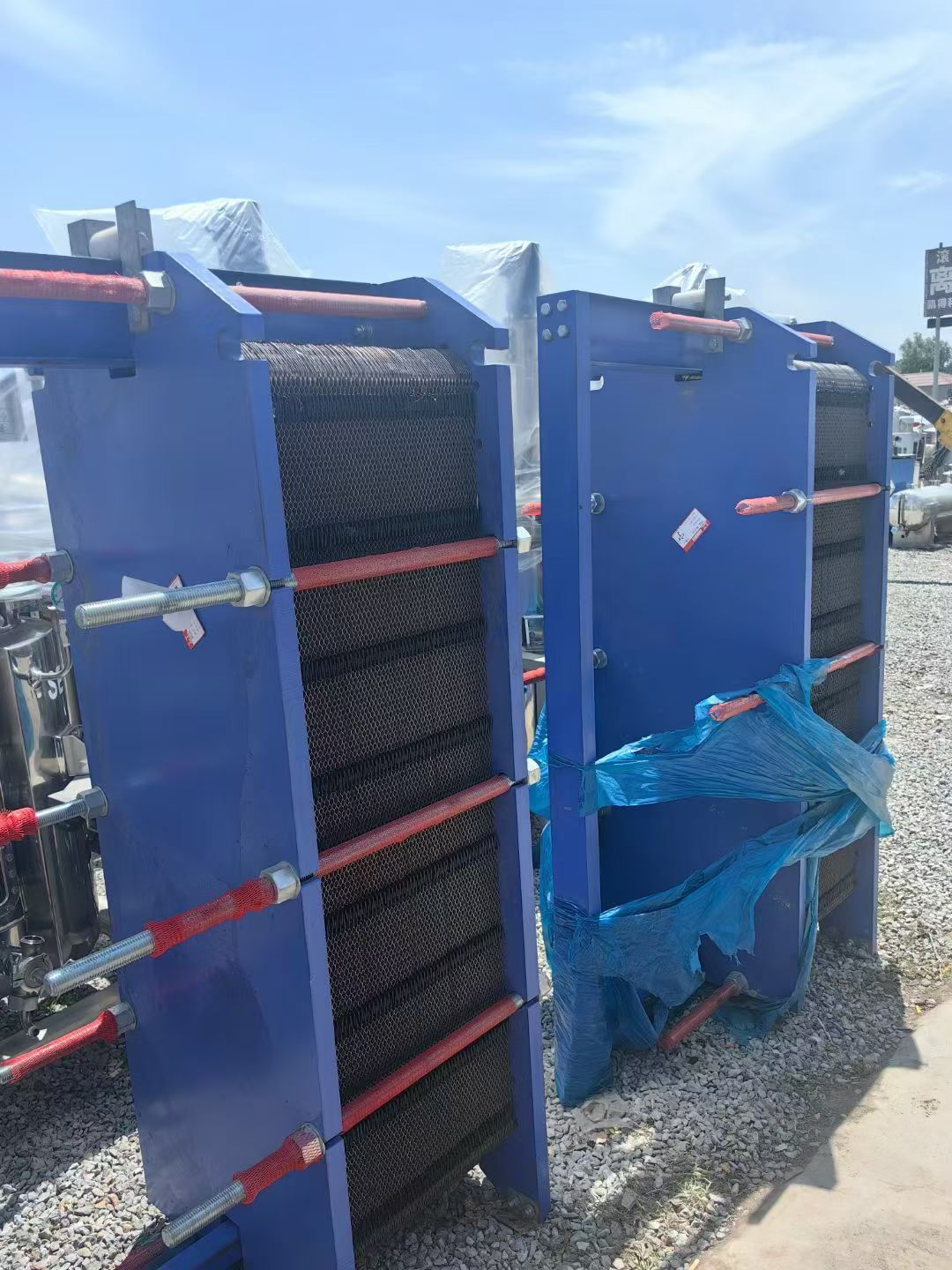 转让二手板式换热器 两台面积90平方钛材质板式换热器