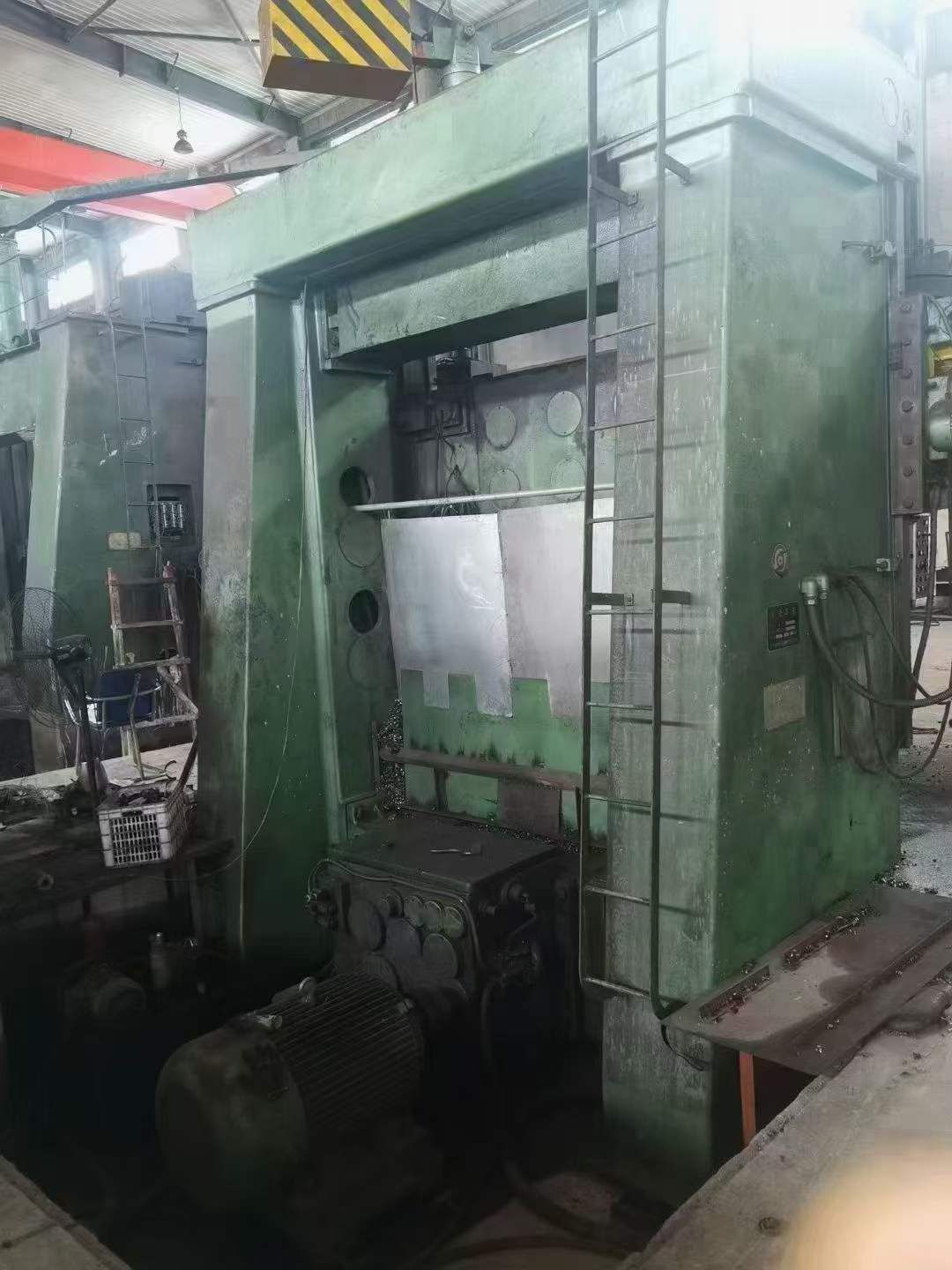 处理二手齐二瓦机C5225立式车床工作台转速63