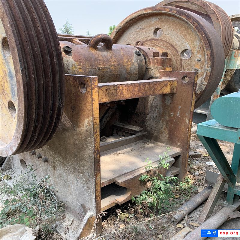 出售上海建设路桥600*900二手破碎机，产量大，价格合理！