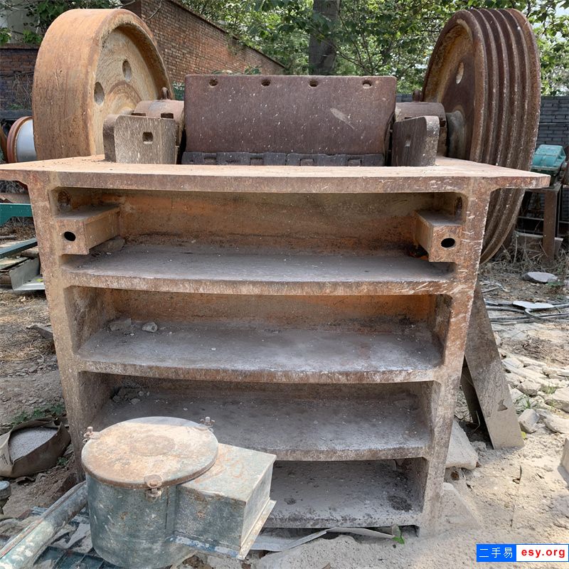 出售上海建设路桥600*900二手破碎机，产量大，价格合理！