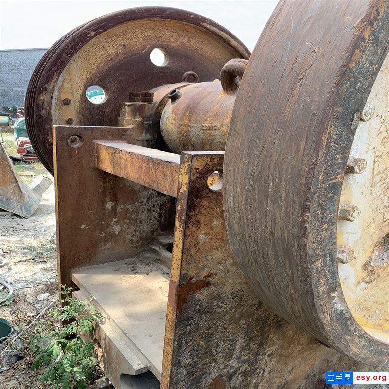 出售上海建设路桥600*900二手破碎机，产量大，价格合理！