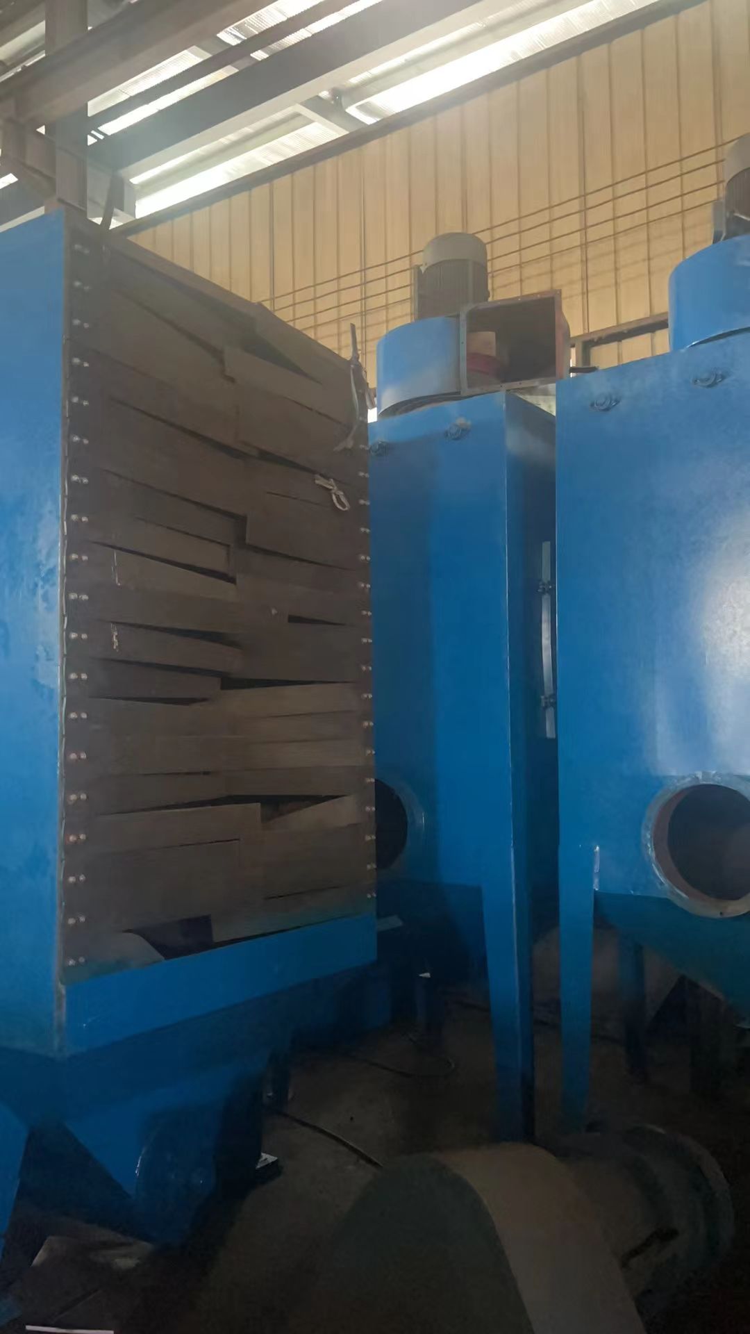 低价出售钢结构专用通过抛丸机，宽一米五，高两米，八个抛丸器