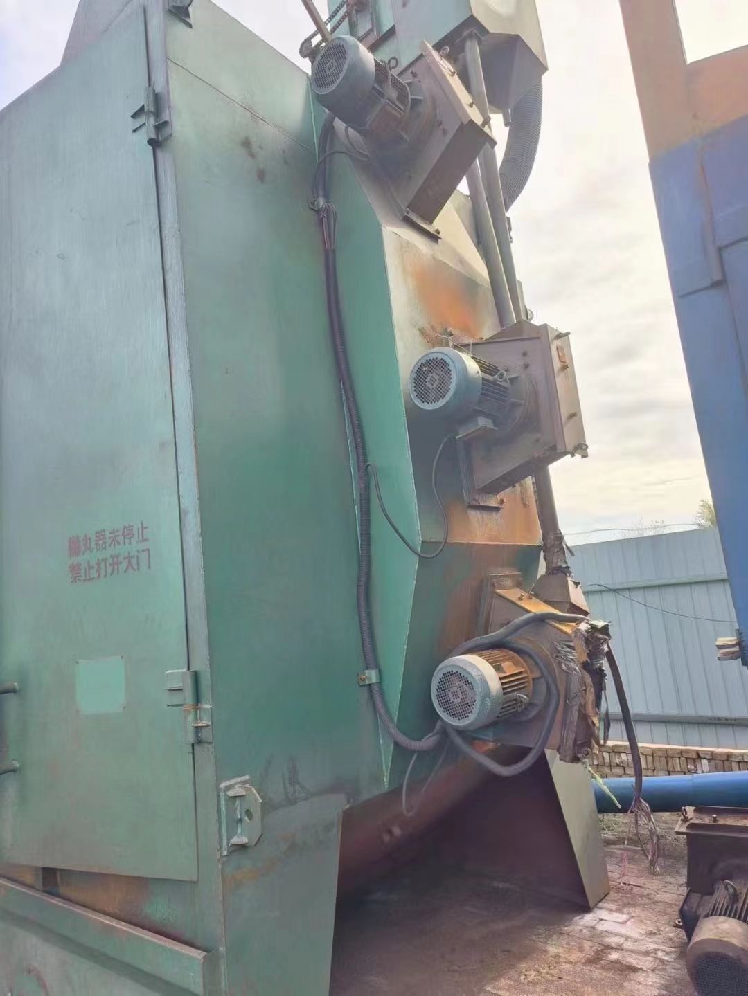 处理抛丸机宽两米五，高三米，双钩一吨，三个抛丸器