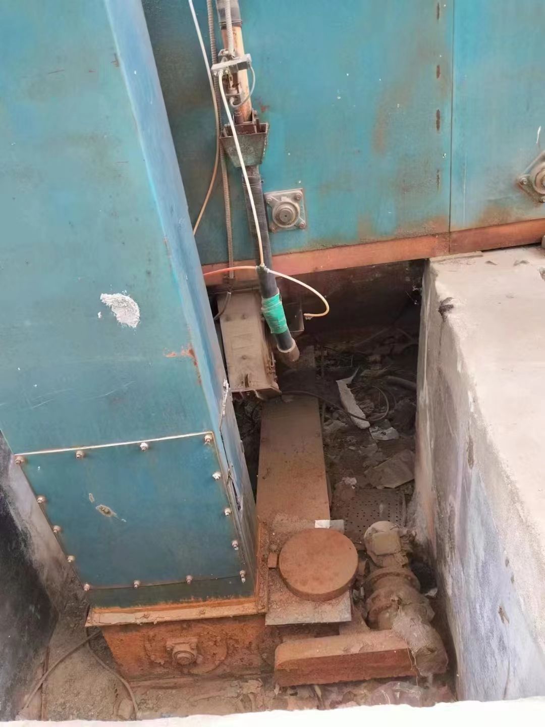 宽两米五，高两米五，通过抛丸机低价出售