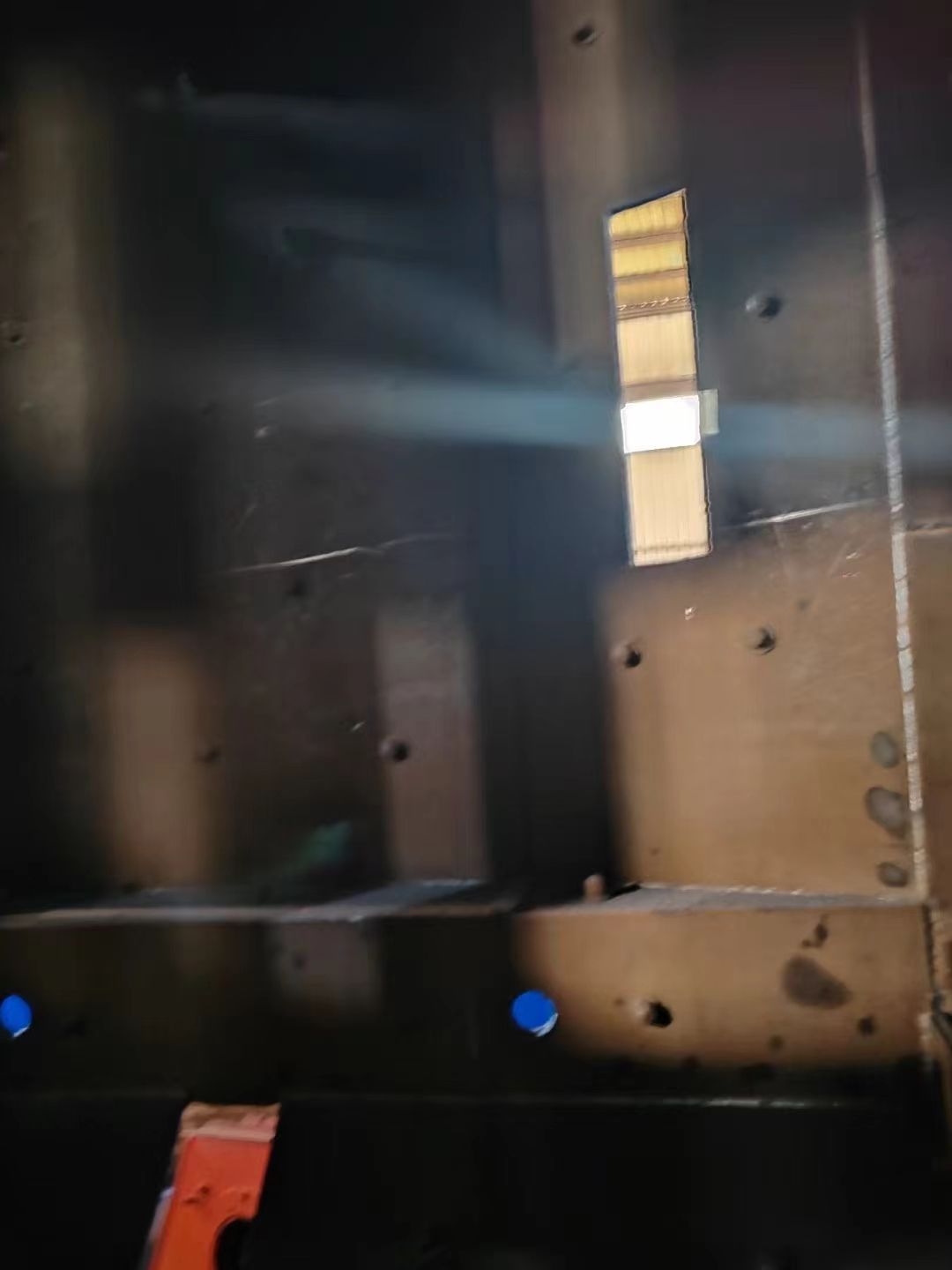 处理抛丸机宽一米六，高两米，八个十一千瓦的抛丸器，室内新换的猛十三护板