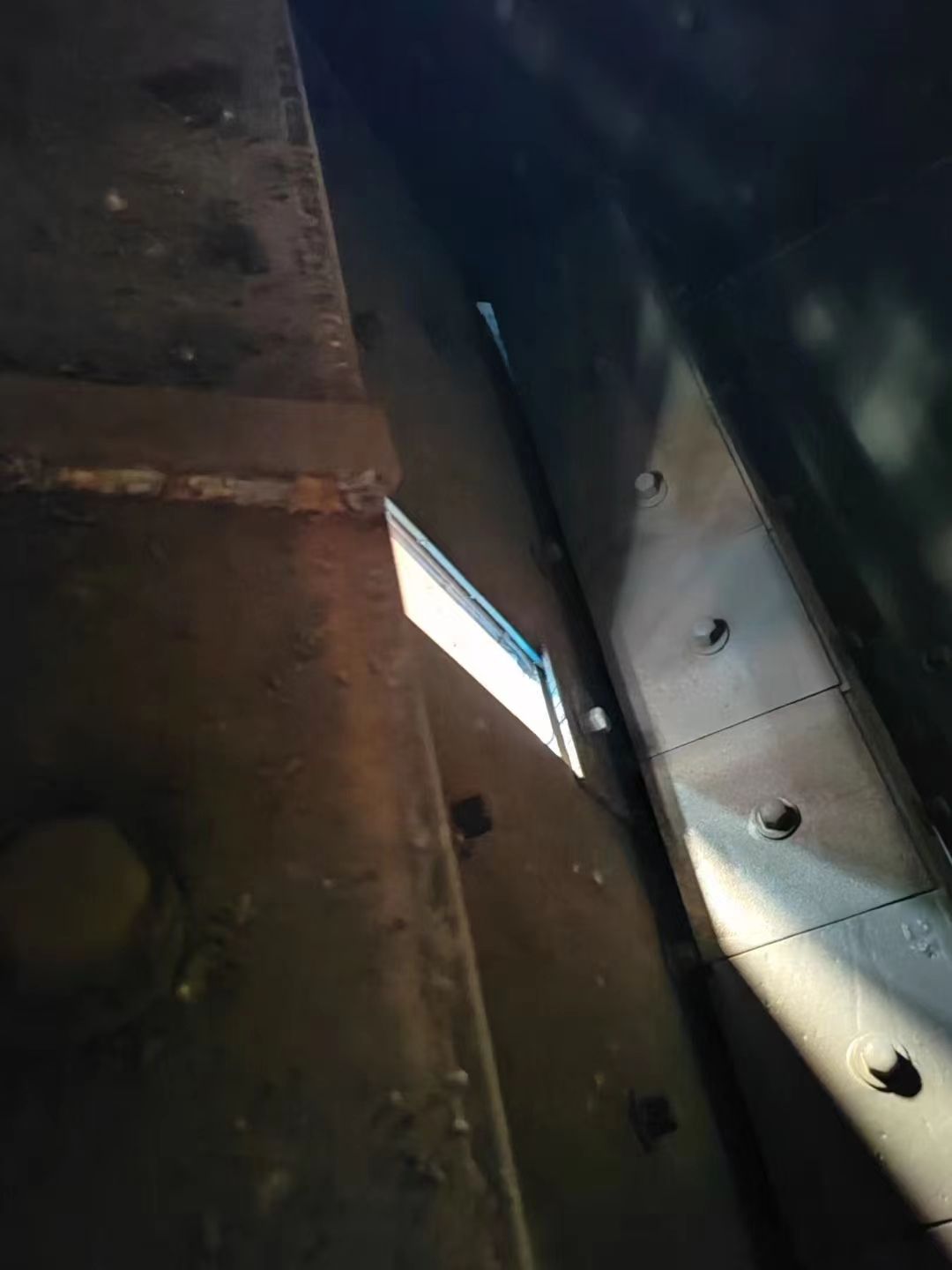 处理抛丸机宽一米六，高两米，八个十一千瓦的抛丸器，室内新换的猛十三护板