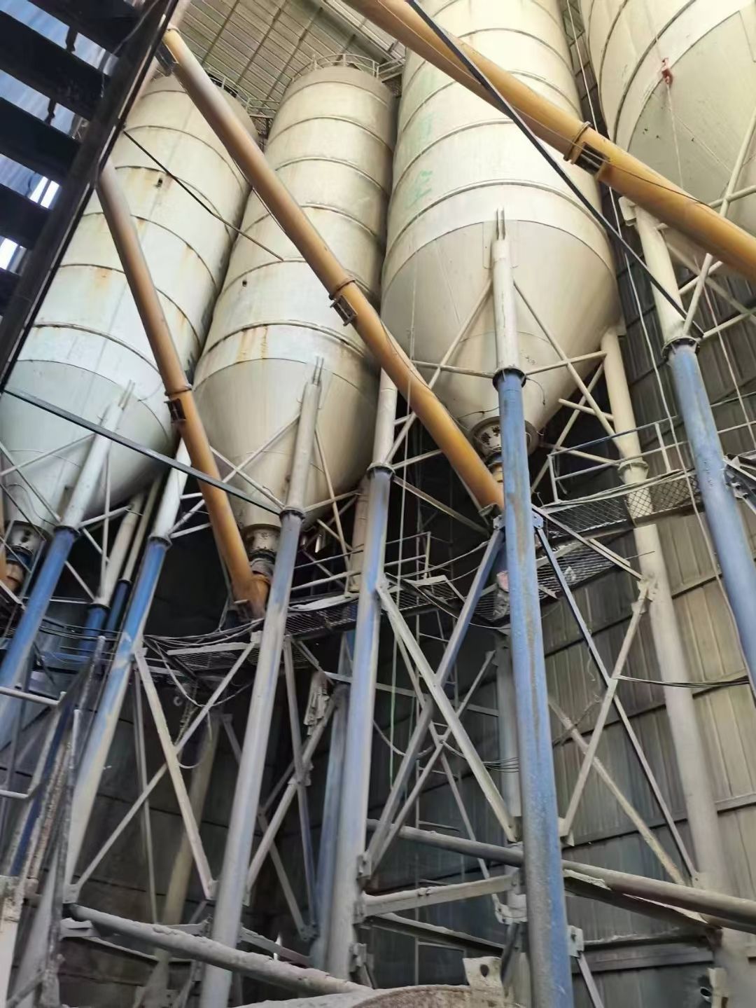河南开封：低价处理5台100吨水泥罐，昌利牌，大长腿带脉冲除尘器。